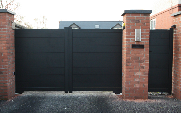 Aluminium gates for vehicles and pedestrians. Gallery Image