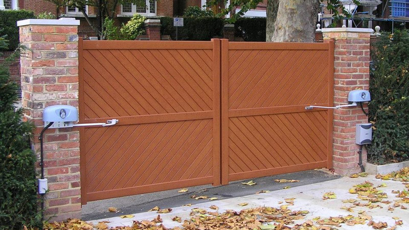 Aluminium swing gates with articulated arm gate motors Gallery Image
