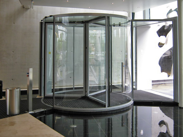 Automatic revolving doors Gallery Image